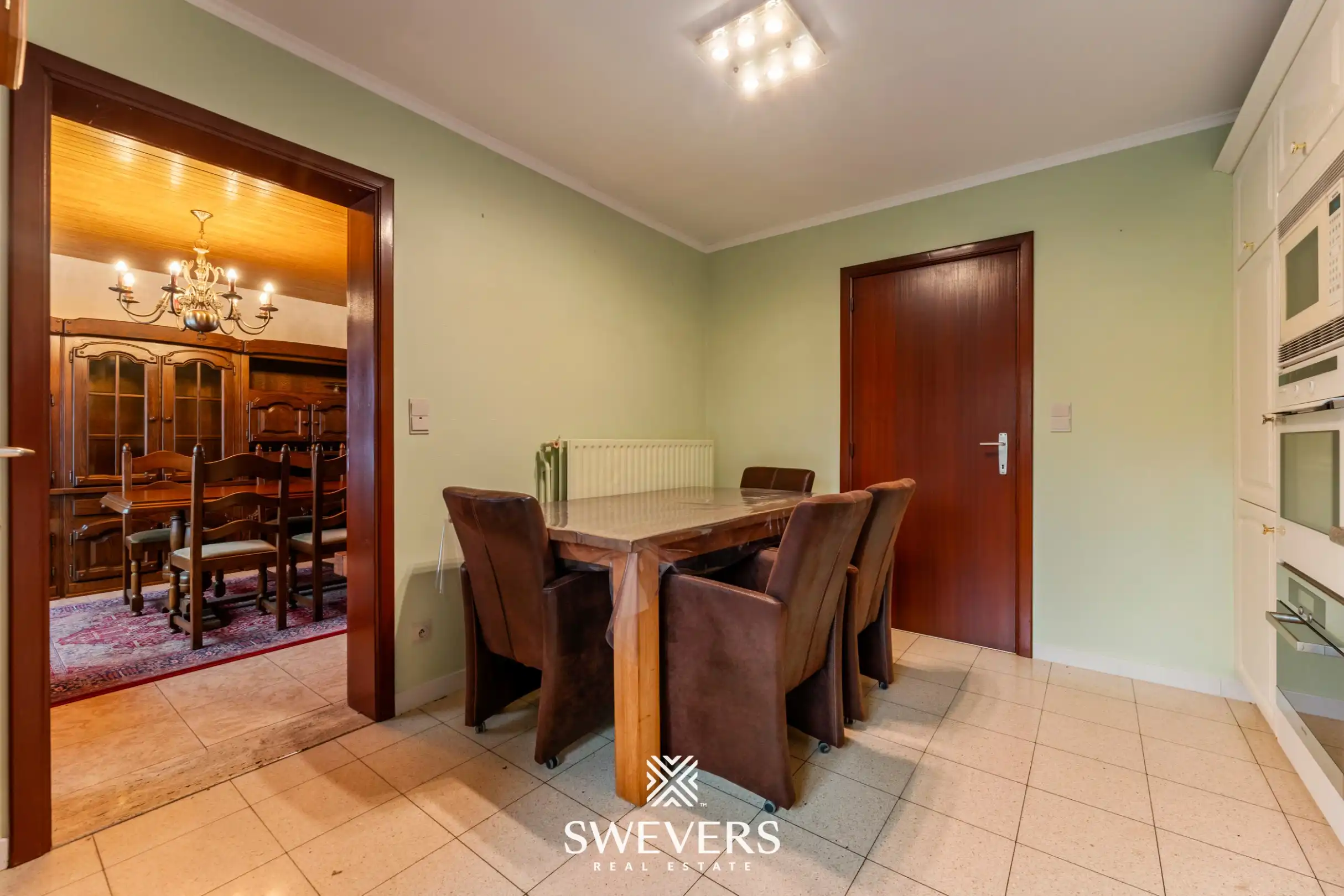 Open bebouwing met drie slaapkamers op uitzonderlijk groot perceel van 1.897 m² foto 12