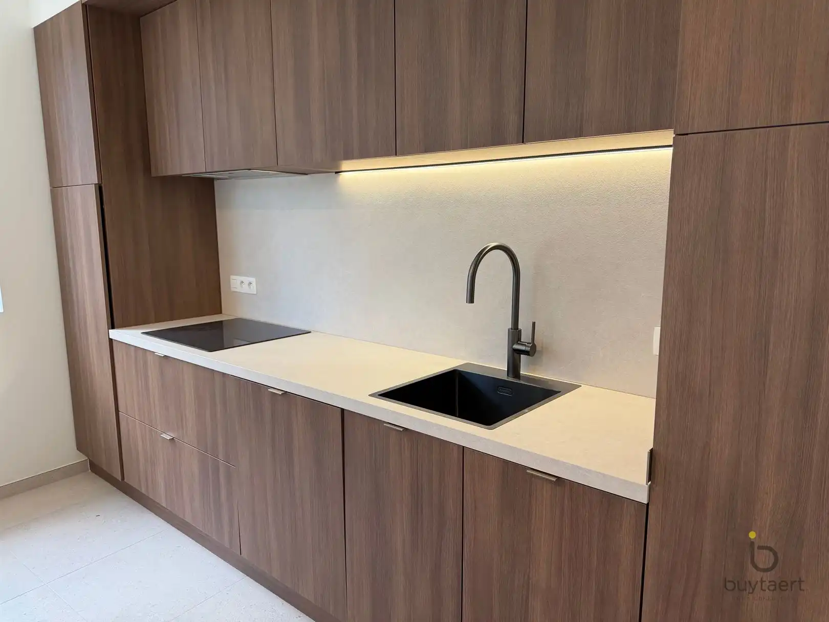 Gerenoveerd 3 slaapkamer appartement op de Singel Antwerpen. foto 3