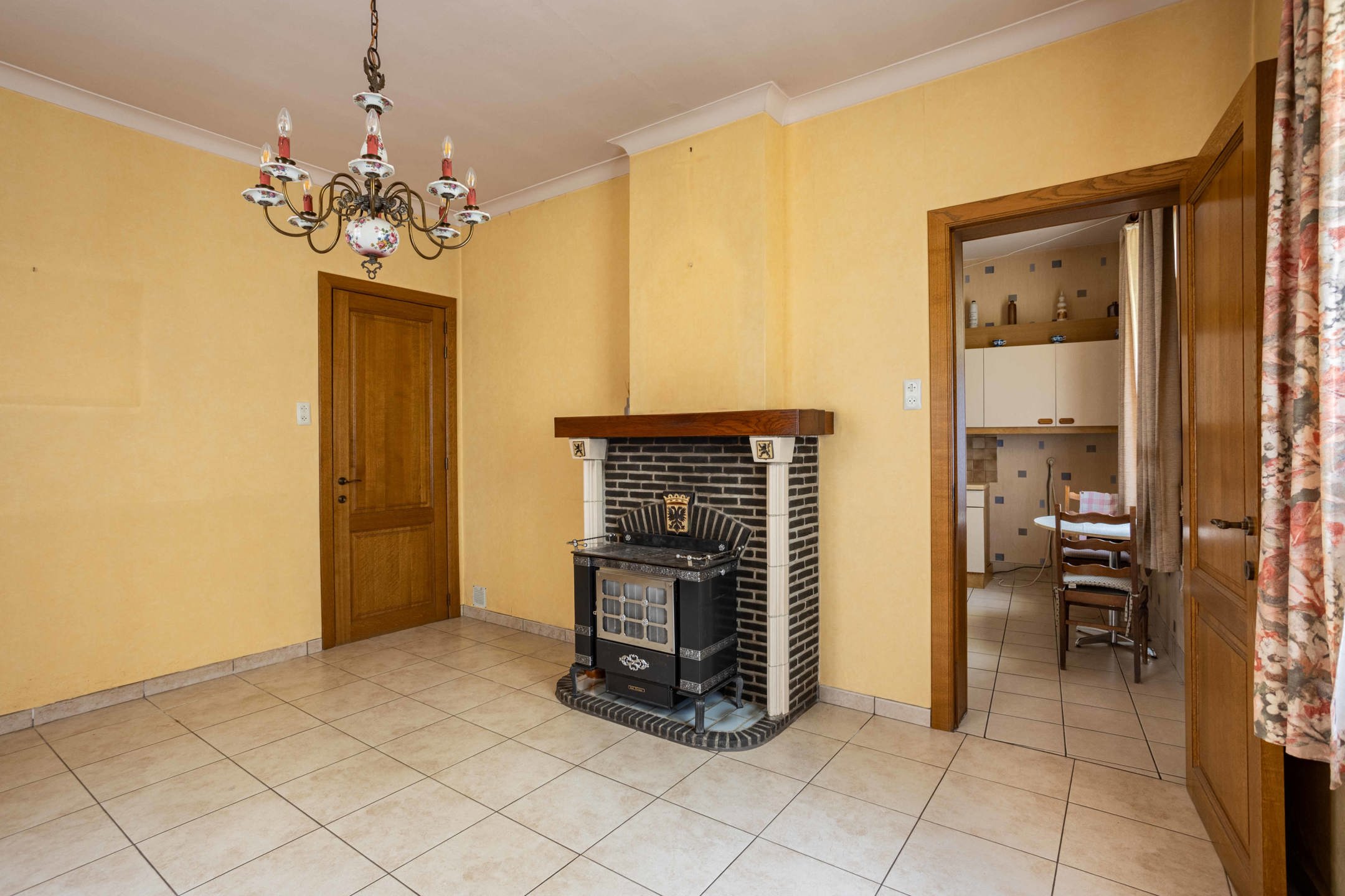  Verassend ruime, te renoveren woning in Ronse foto 9