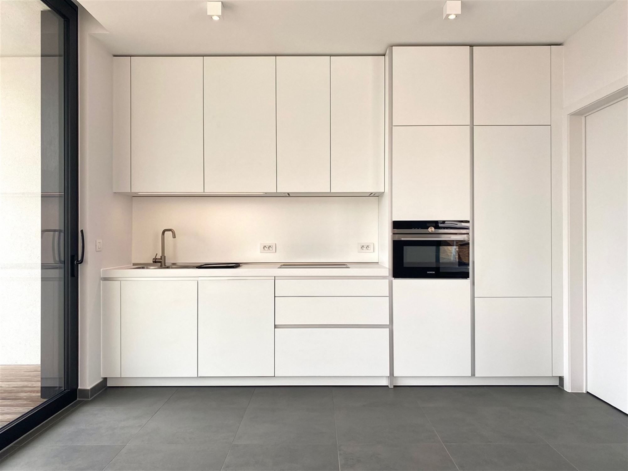 Instapklaar APPARTEMENT (1ste verdieping) met 2 slaapkamers, ruime terrassen (2), garage  & autostaanplaats  foto 7