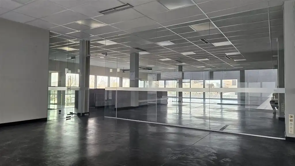 Industrieel gebouw met laadkades en privatief buitenterrein foto 15