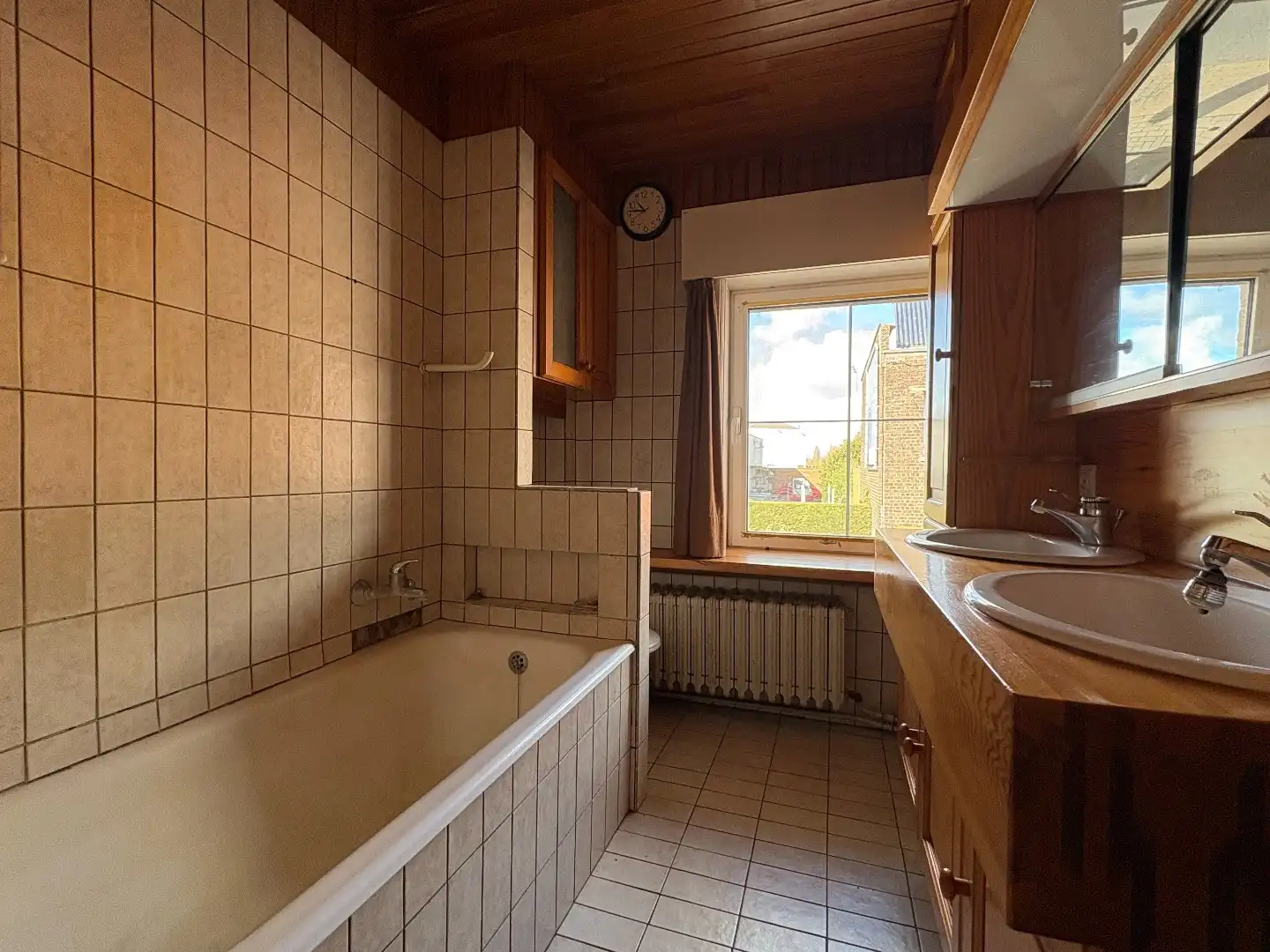 Te renoveren woning met 233m², garage, tuin en vele slaapkamers. foto 14