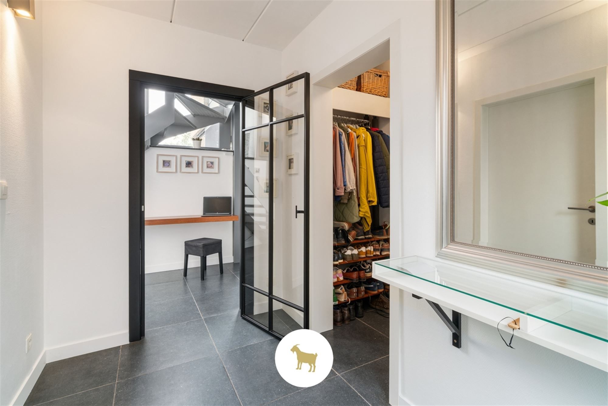 Instapklare lichtrijke OPEN BEBOUWING met 3 (mogelijkheid tot 4) SLAAPKAMERS, stijlvol overdekt TERRAS en gezellige (BINNEN)TUIN op een PERCEEL van ca. 435 m² foto 4