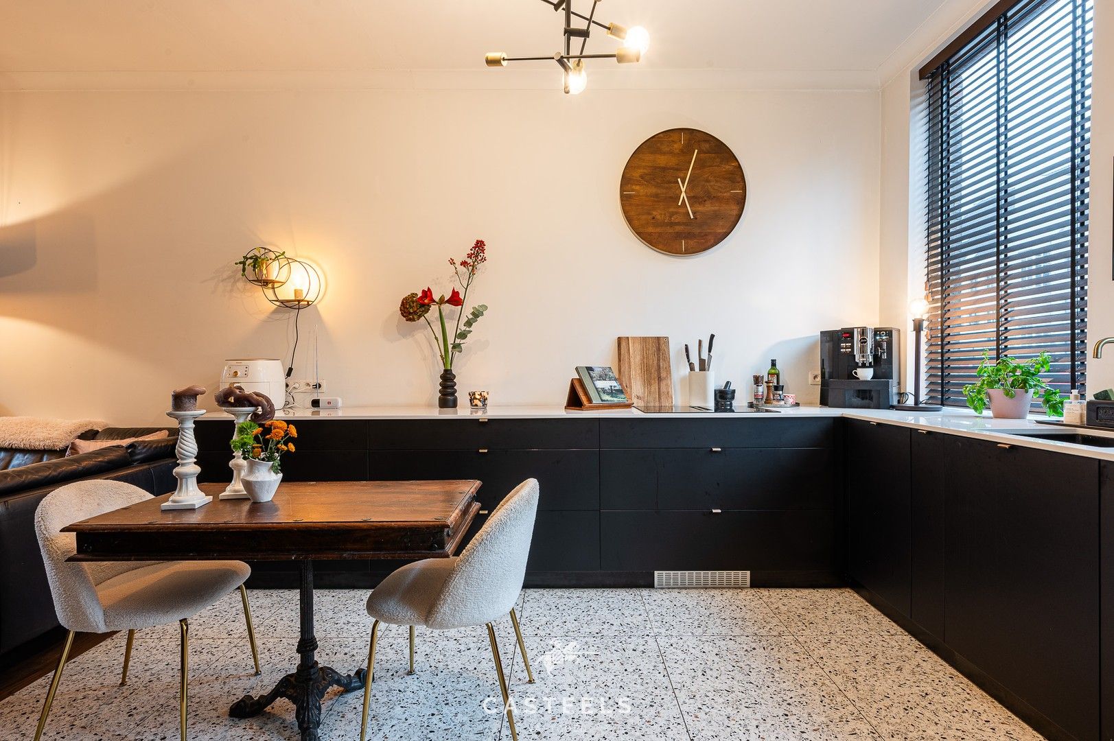 Instapklare stadswoning nabij station Brugge met tuin en studio foto 2