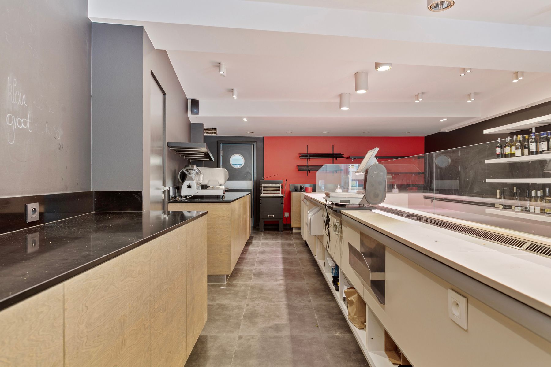 Commercieel pand met naastliggend appartement foto 6