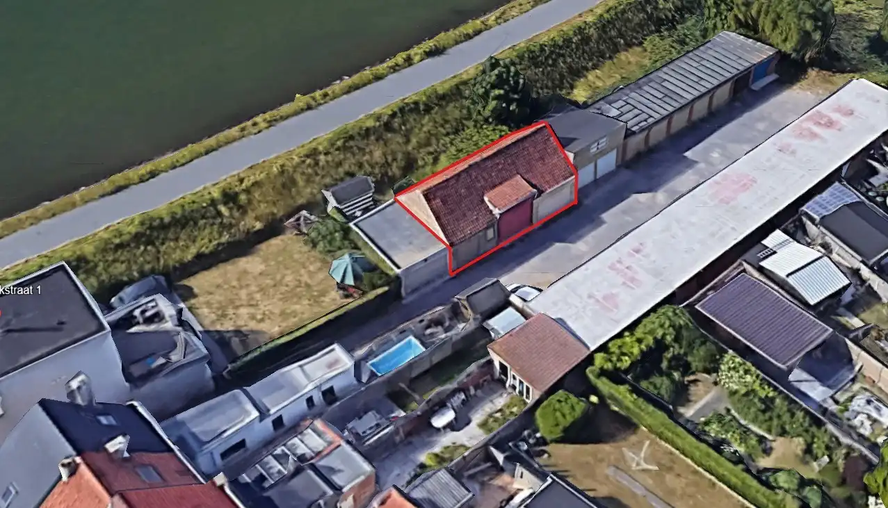 Loodsruimte verdeeld in 3 afgesloten garageboxen foto 2