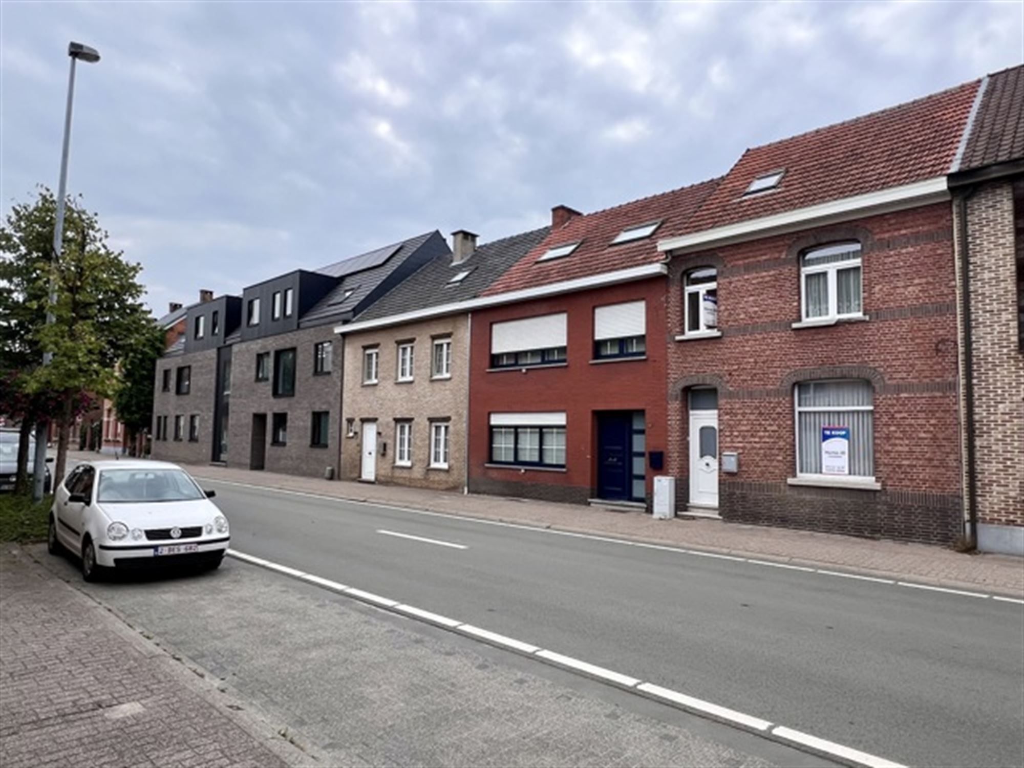 Hoofdfoto van de publicatie: Woning met 4 a 6 Slaapkamers , grote tuin en dubbele carport