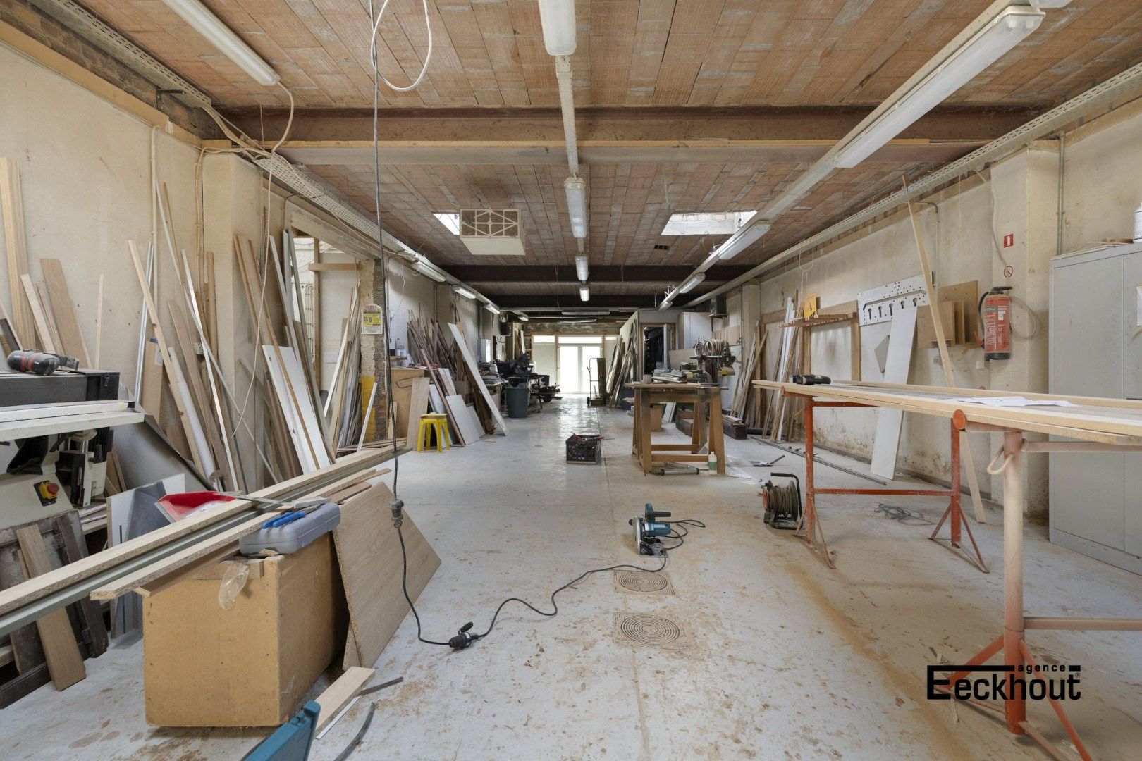 Zeer ruim (445 m²) handelspand met magazijn met tal van mogelijkheden in de Vuurtorenwijk te Oostende! foto {{pictureIndex}}