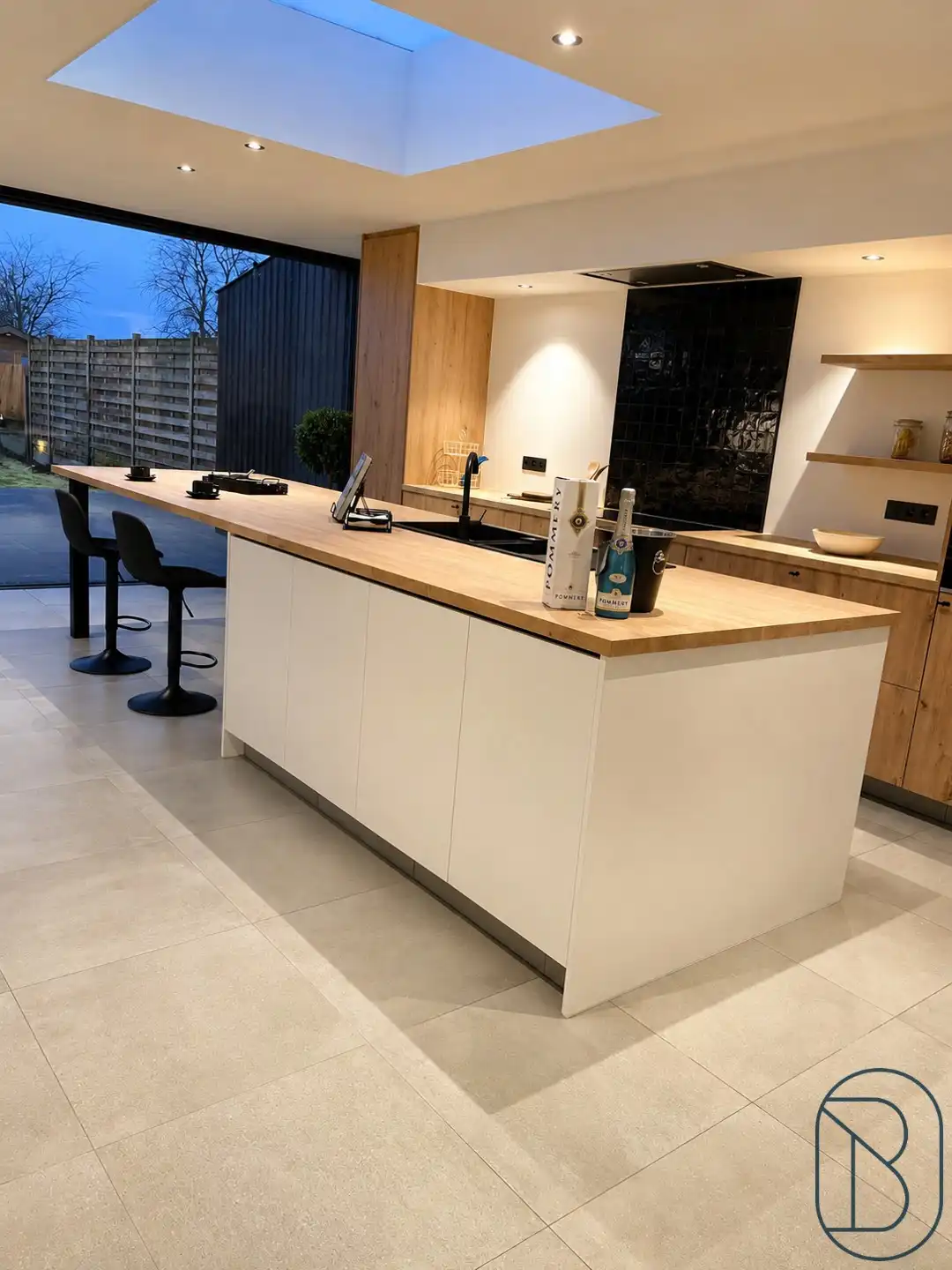 Volledig gerenoveerde woning met 3slpk, tuin en uitweg! foto 7