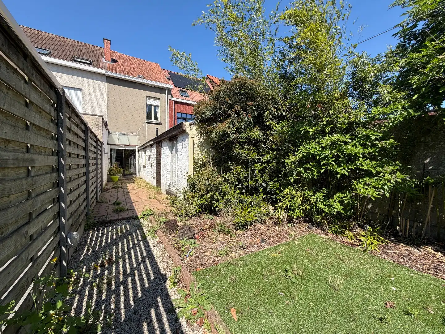 Te renoveren woning met tal van mogelijkheden en ruime opslagplaats (65,5 m²) te koop in Bissegem foto 4