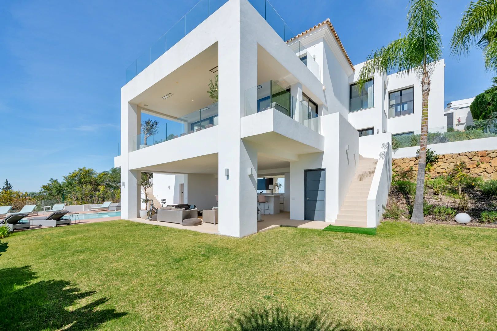 Indrukwekkende luxe villa met panoramisch uitzicht op zee en bergen in El Paraiso, Benahavis foto 40