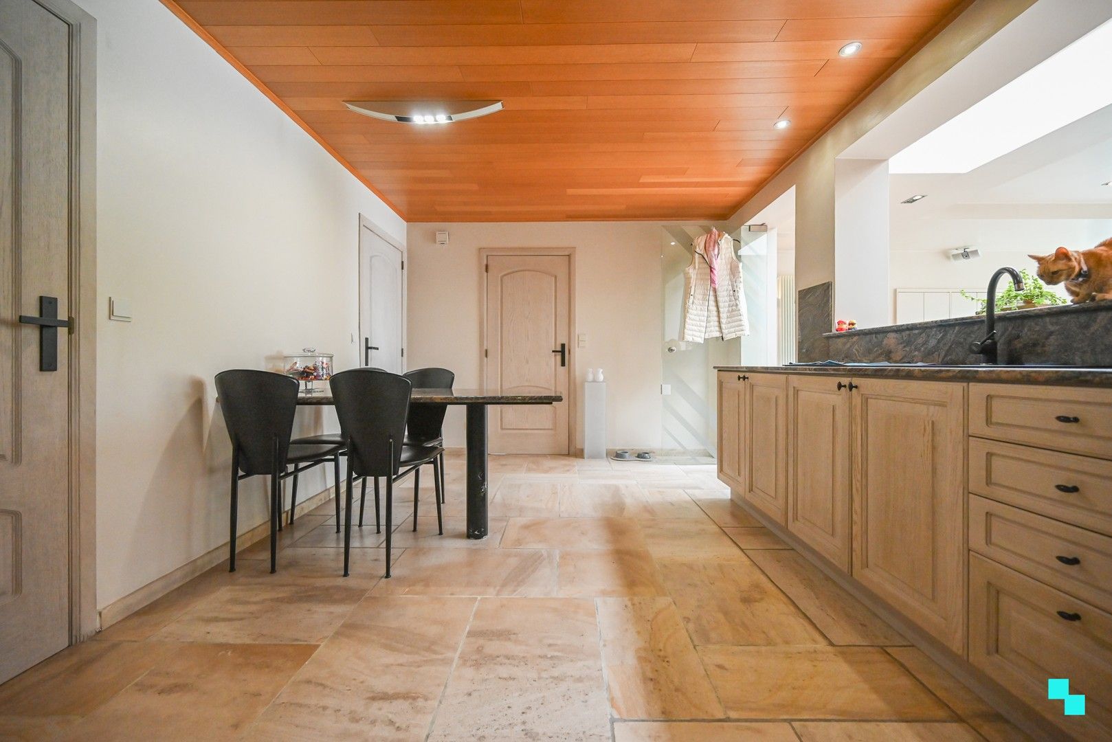 Verrassend ruime woning met 4 slaapkamers te Roeselare foto 10