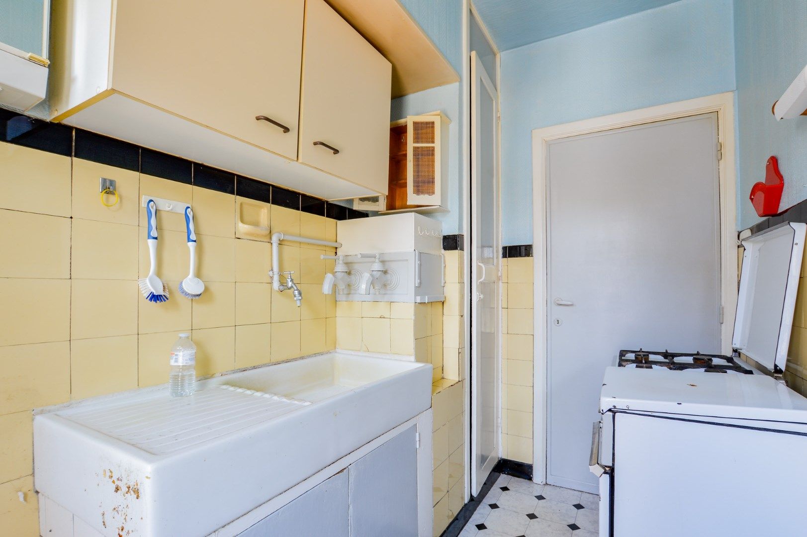 Te renoveren rijwoning in hartje Eernegem foto 4