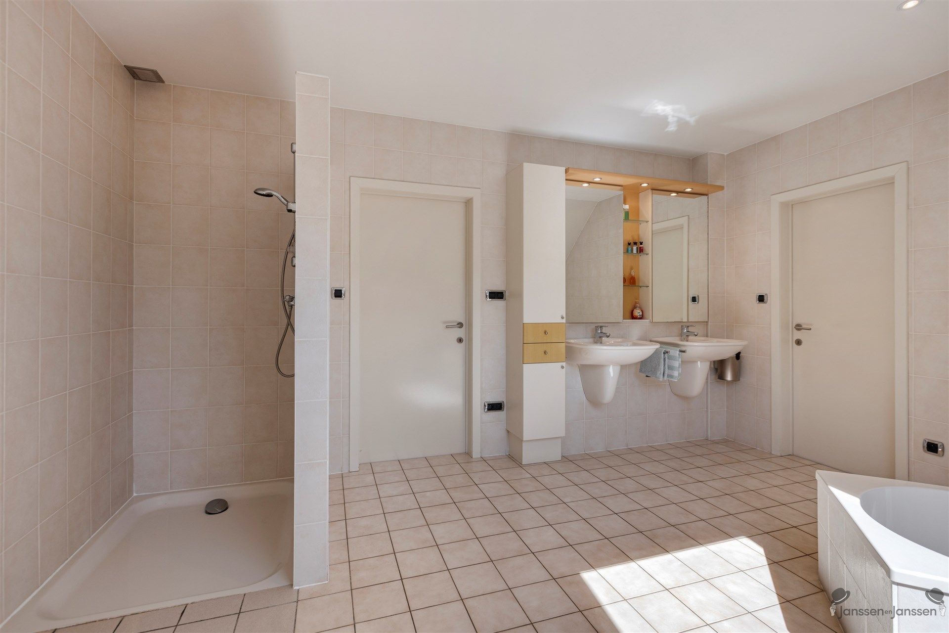 Woning met grote werkplaats  foto 17