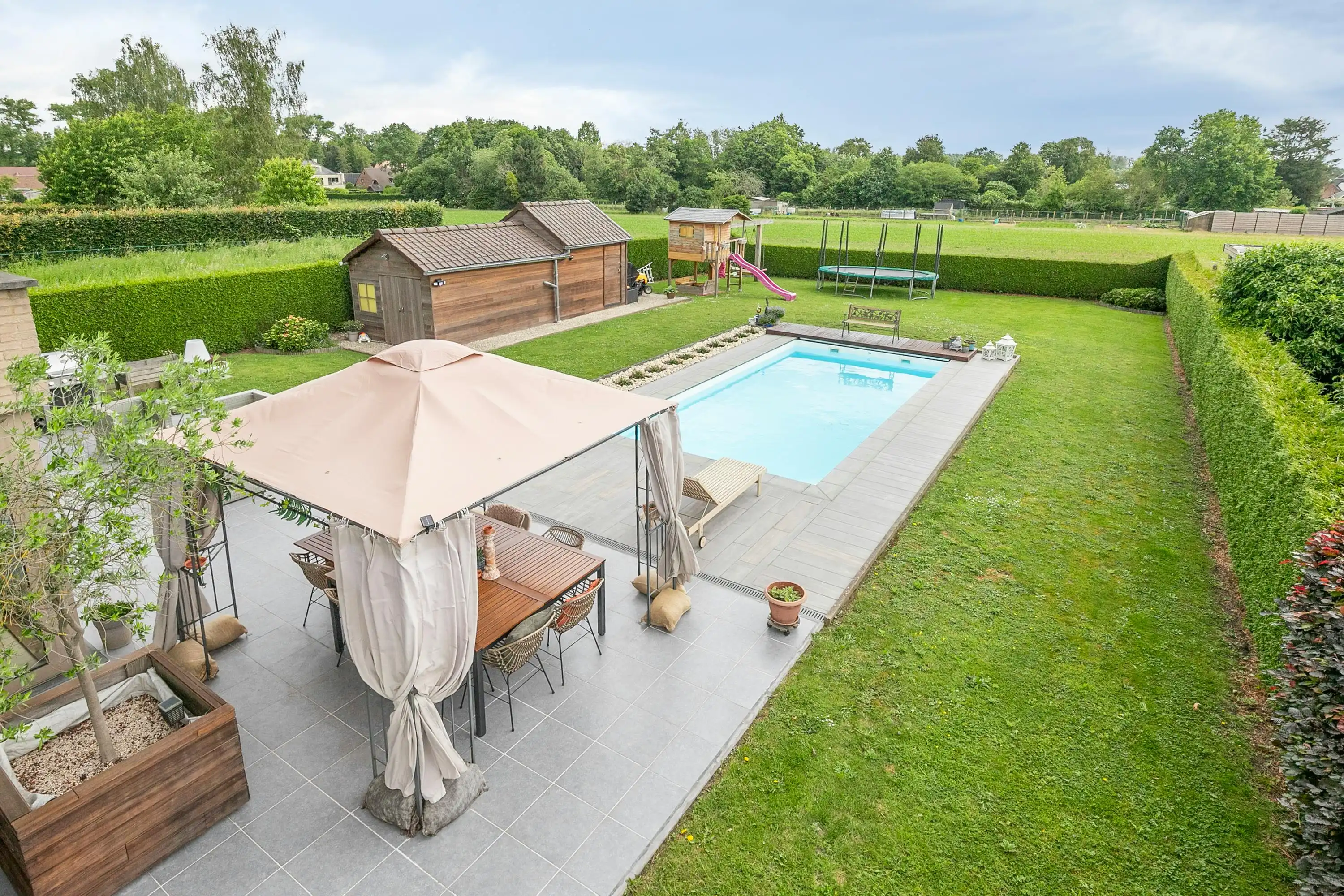 Villa met 4 slaapkamers en zwembad op ca 1150m² in Erpe-Mere foto {{pictureIndex}}