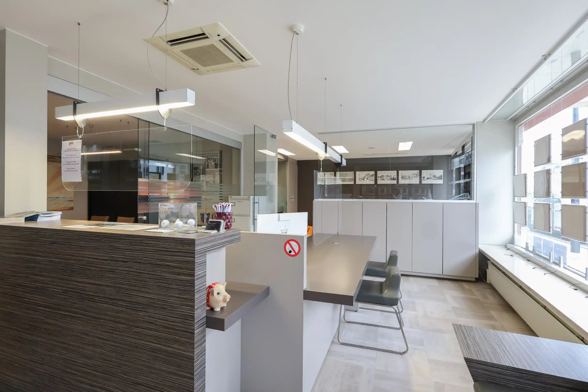 Multifunctioneel handelspand met flexibele indeling in Oostduinkerke-bad      Geschikt voor kantoor, winkel, praktijk of andere commerciële activiteiten foto 2