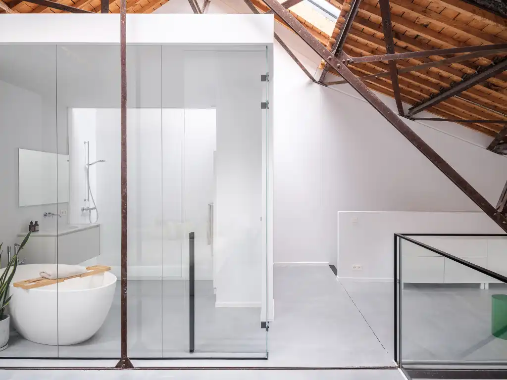 Luxueus en tijdloos – Exceptionele loft met 2 slaapkamers, aparte bureauruimte en ruim terras in een beschermd gebouw met een rijke industriële voorgeschiedenis. foto 12