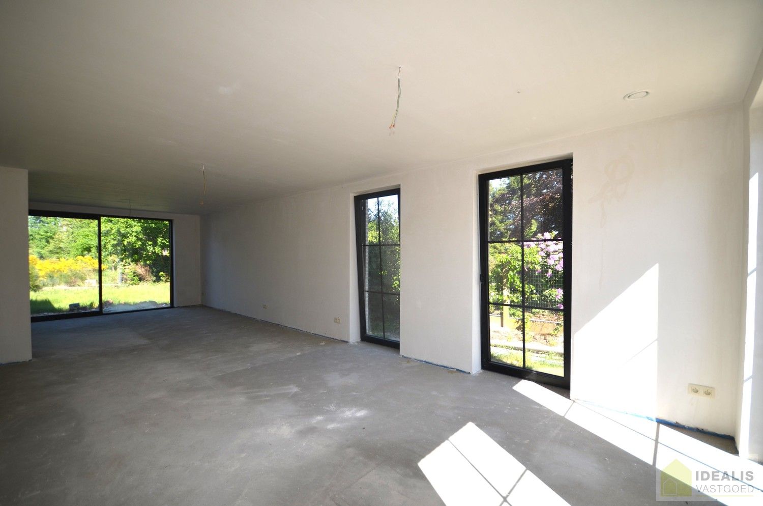 Idealis Vastgoed – Charmante CASCO+ woning met 2 tot 3 ruime slaapkamers, ruime woonkamer met open keuken, berging, achterinkom met wasruimte, badkamer en met maar liefst 18 zonnepanelen. De woning is gelegen op een rustig perceel aan de bosrand. foto 5