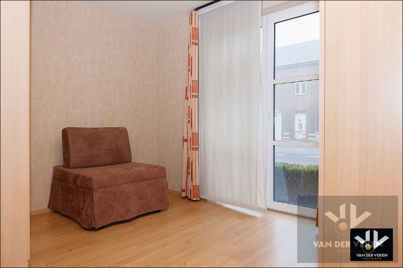Zeer ruim, lichtrijk en instapklaar gelijkvloers appartement met tuin en gedeeltelijk overdekt terras in het centrum van Kortessem foto 6