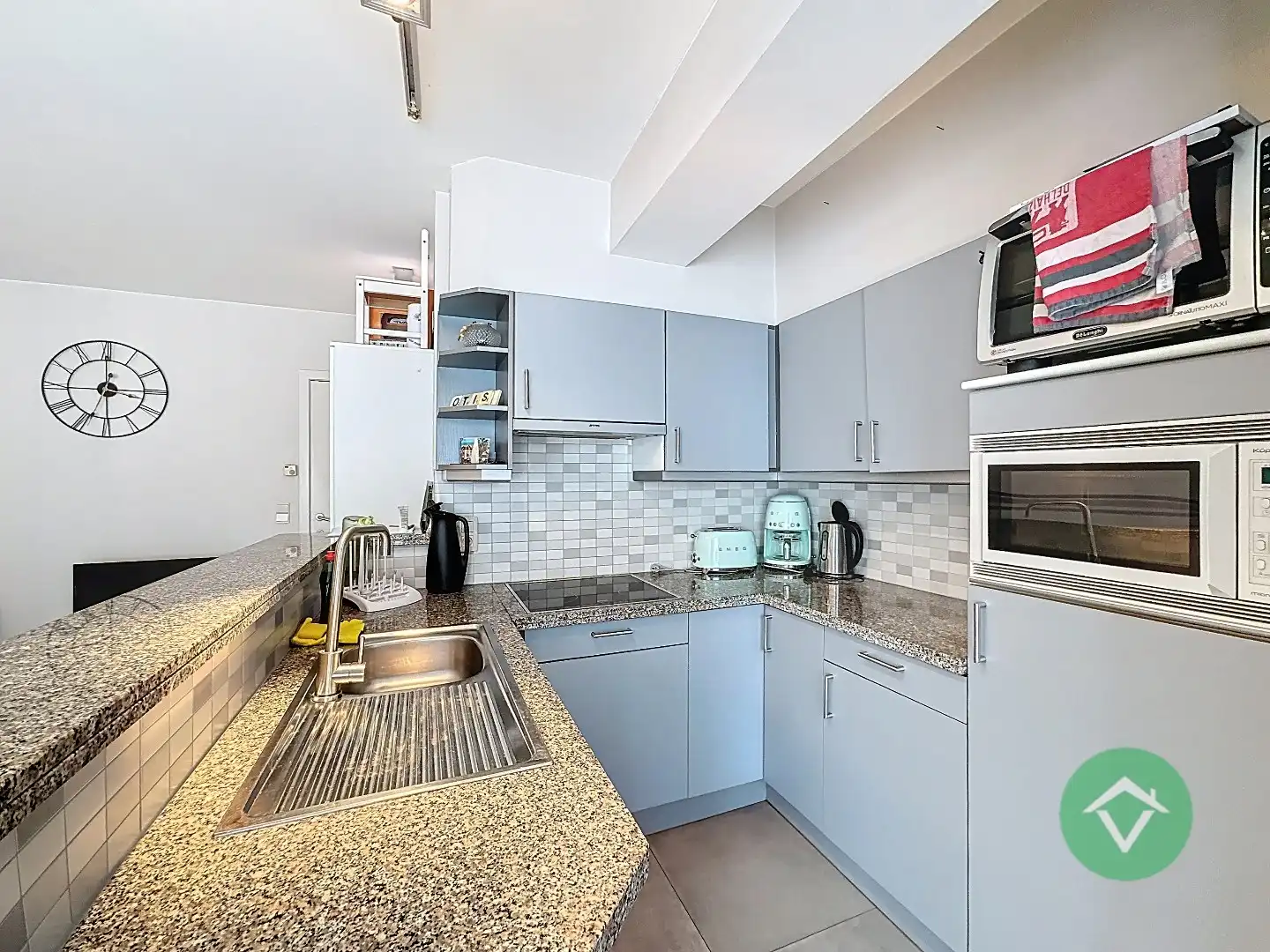 Volledig gerenoveerd handelspand met woonst en garage te Koekelare foto 11