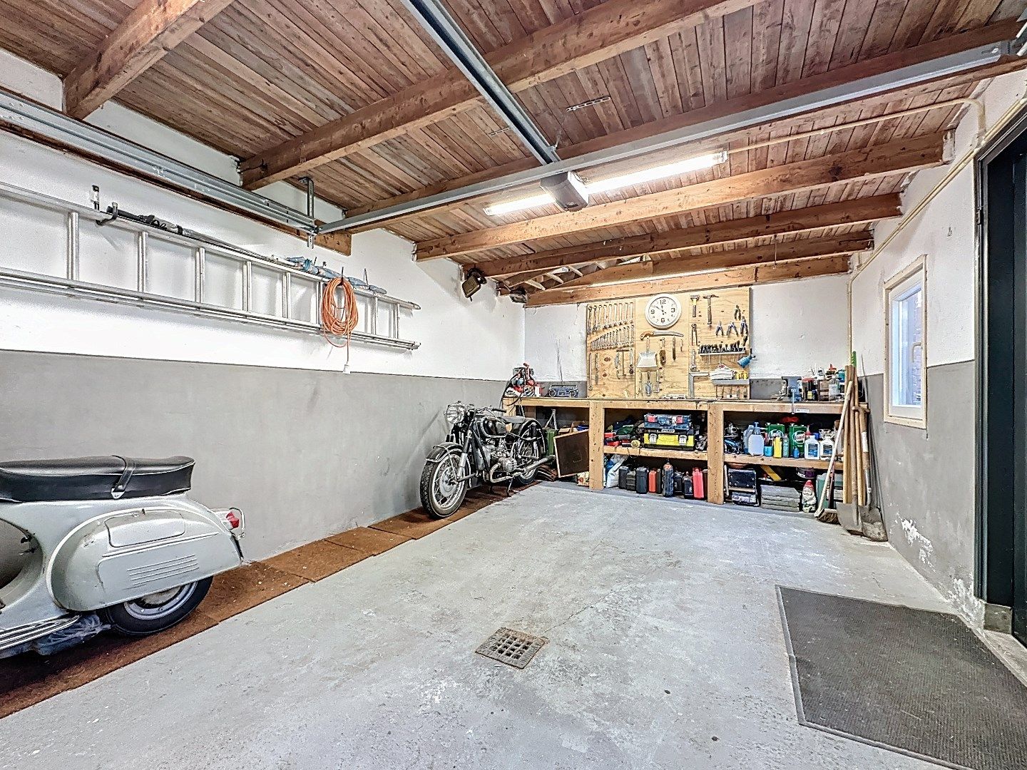 Smaakvolle en grote stadswoning met vrijstaande garage voor het hele gezin foto 44