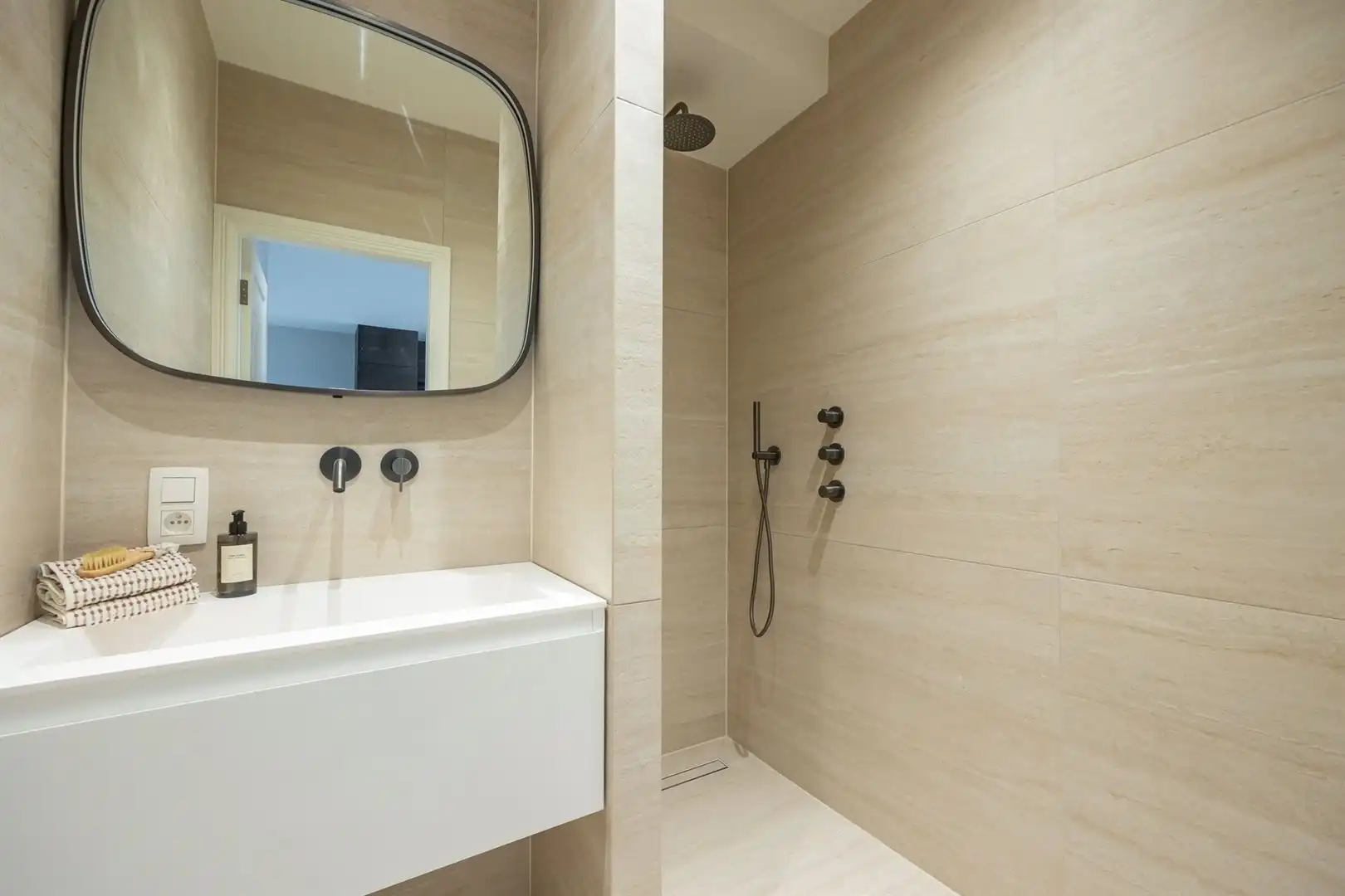 Renovatieproject met leuk terras foto 11