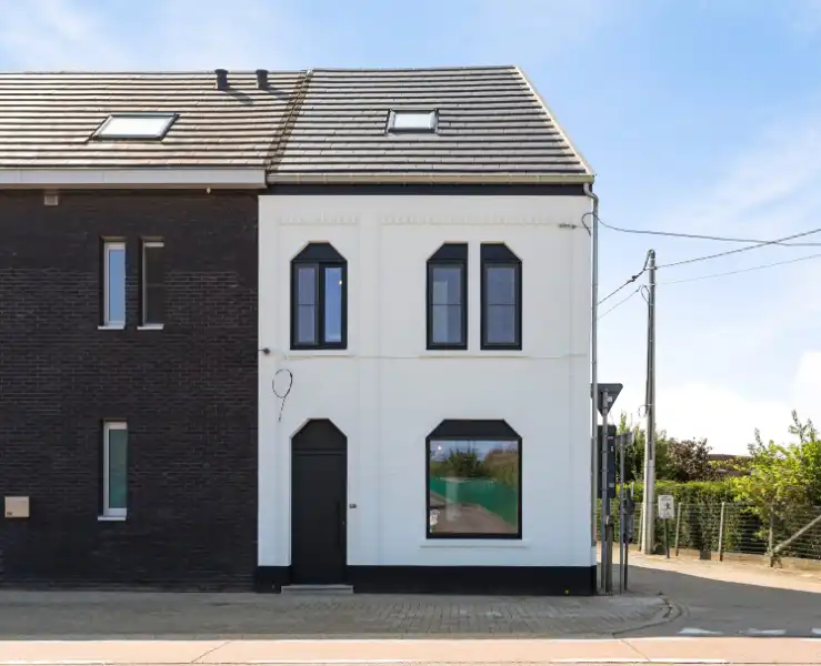 Instapklare halfopen bebouwing met 3 slaapkamers foto {{pictureIndex}}