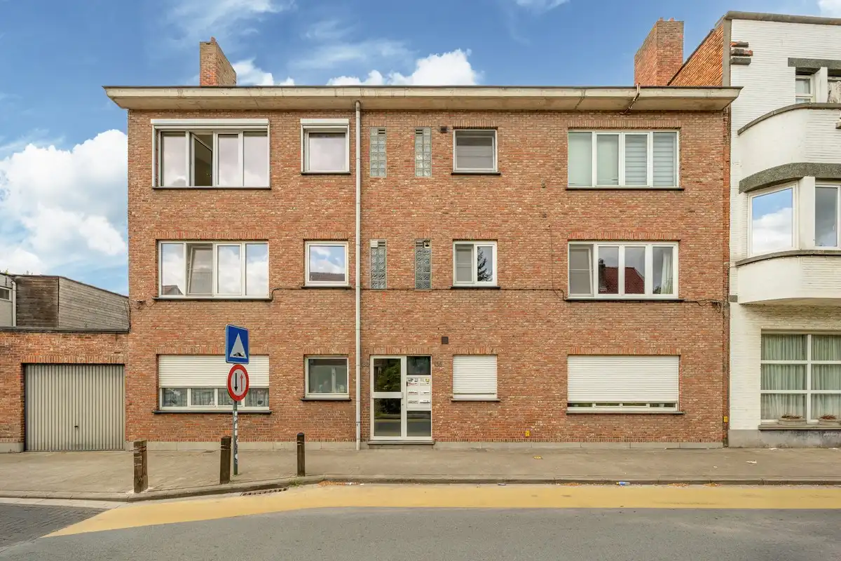 Ruim en instapklaar appartement met 3 slaapkamers, terras en autostaanplaats nabij het centrum van Wommelgem foto {{pictureIndex}}