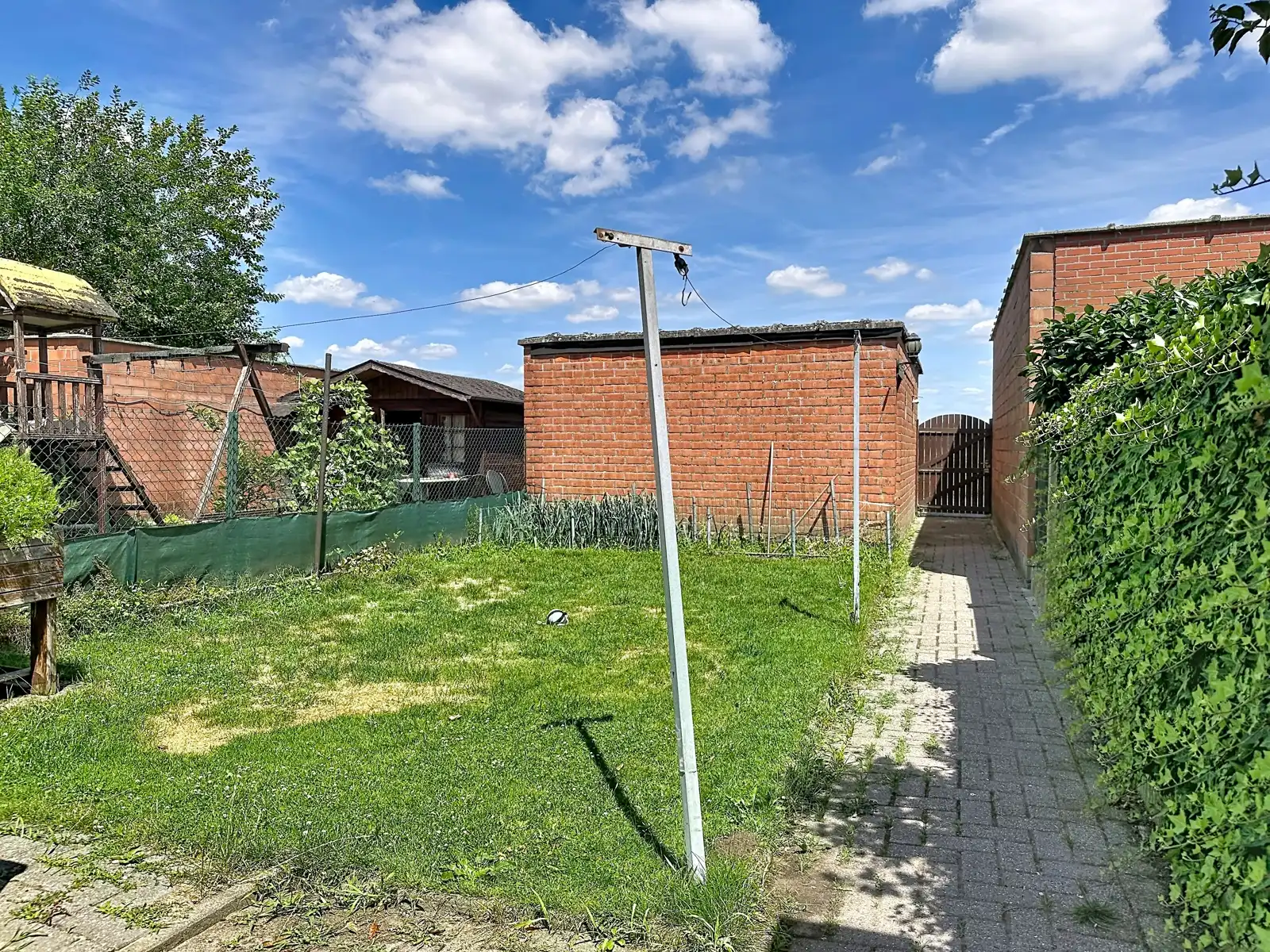 Te renoveren woning met groengebied in de achtertuin foto 7