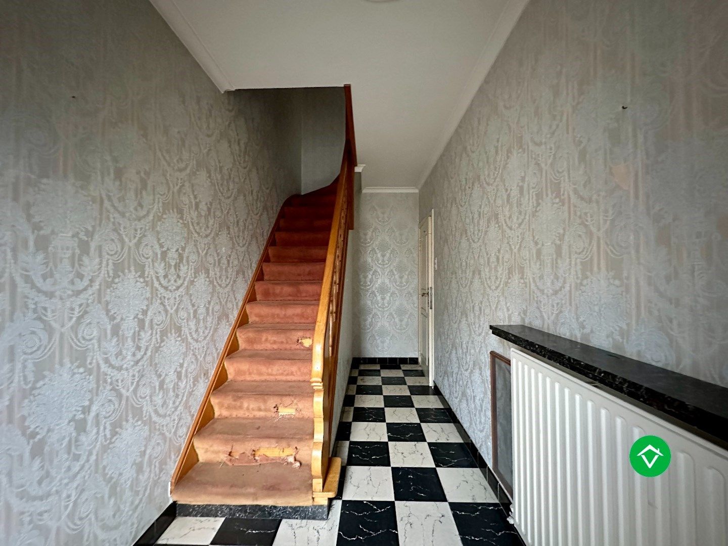 Op te frissen woning met vier slaapkamers te Eernegem foto 2
