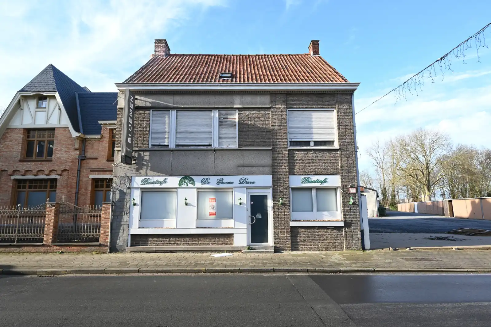 Ruime handelsruimte met woonst in centrum Ardooie! foto {{pictureIndex}}