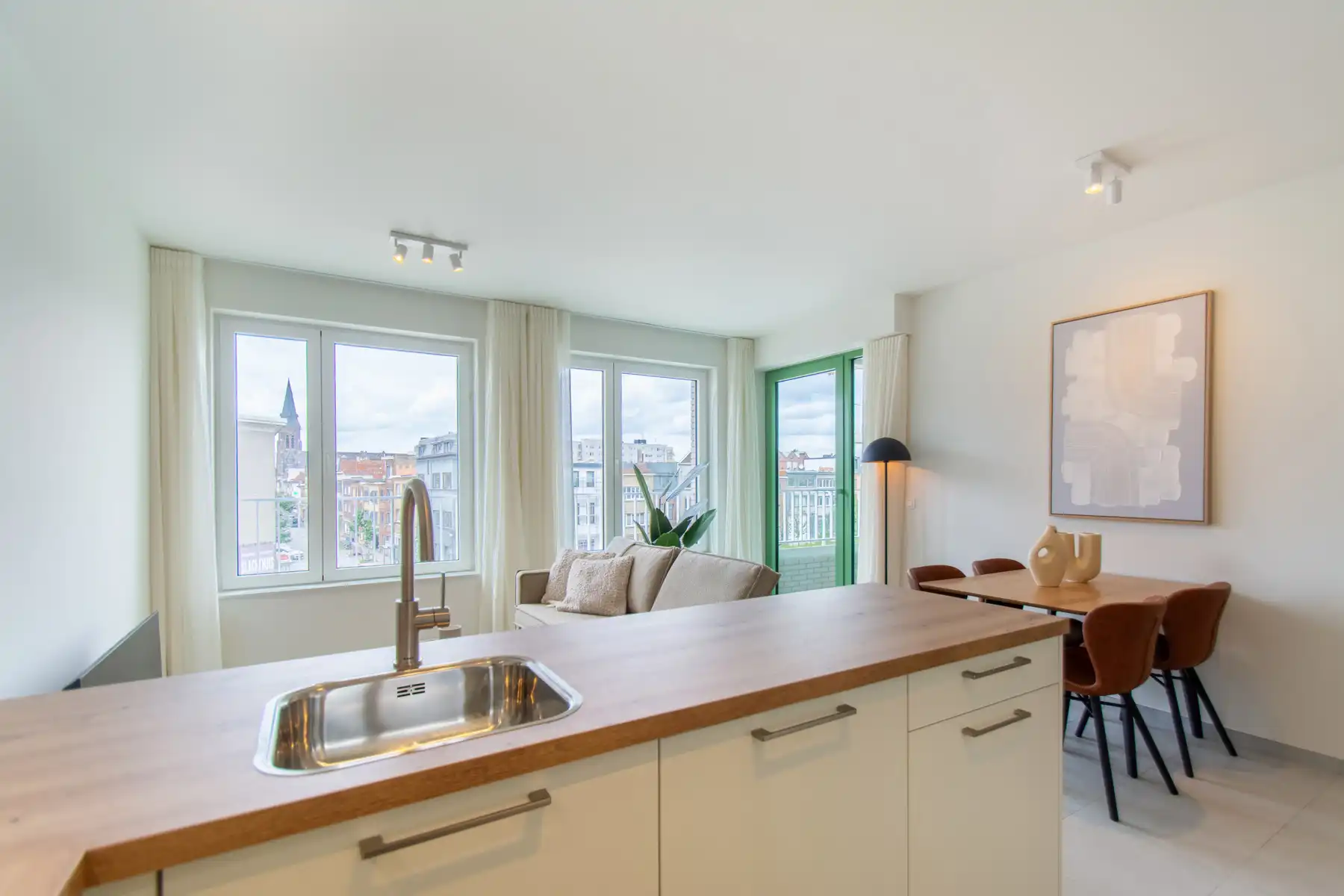 Prachtig gemeubeld 1- kamer appartement met mooi terras foto 3