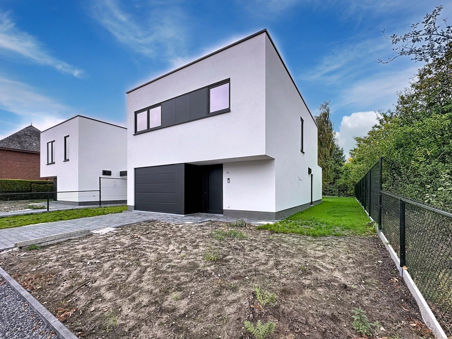 Moderne BEN-woning met 3 slaapkamers en een inpandige garage op een mooi perceel. foto {{pictureIndex}}