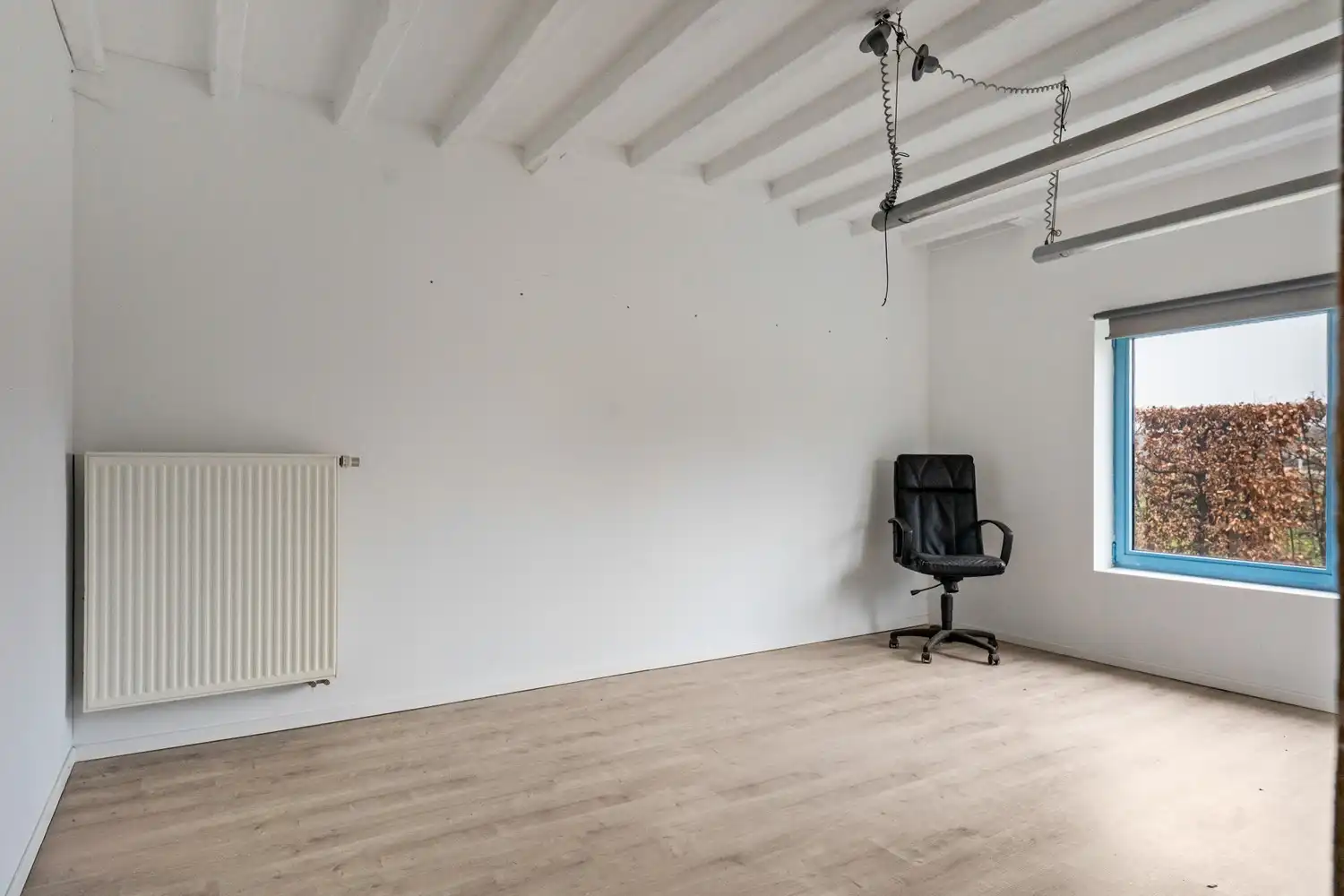 Zonevreemde woning met magazijn te Putte foto 13
