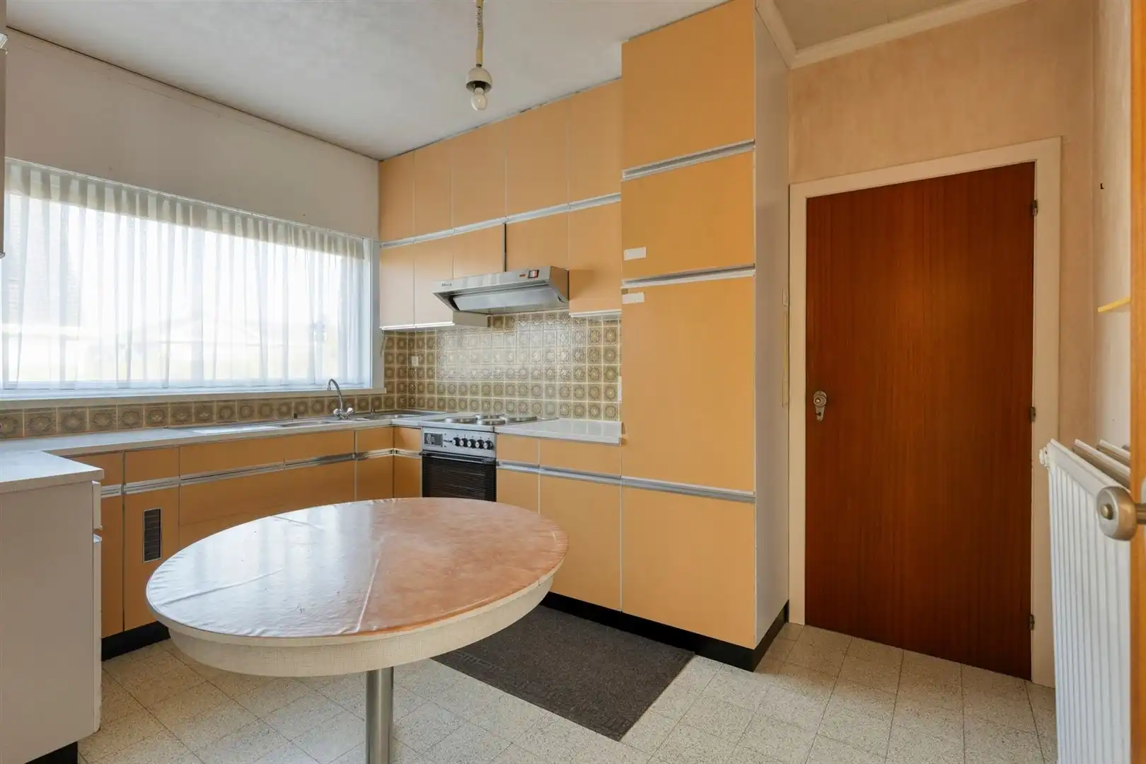 Rustig gelegen open bebouwing met grote garage en 3 slaapkamers op een perceel van 500 m². foto 8