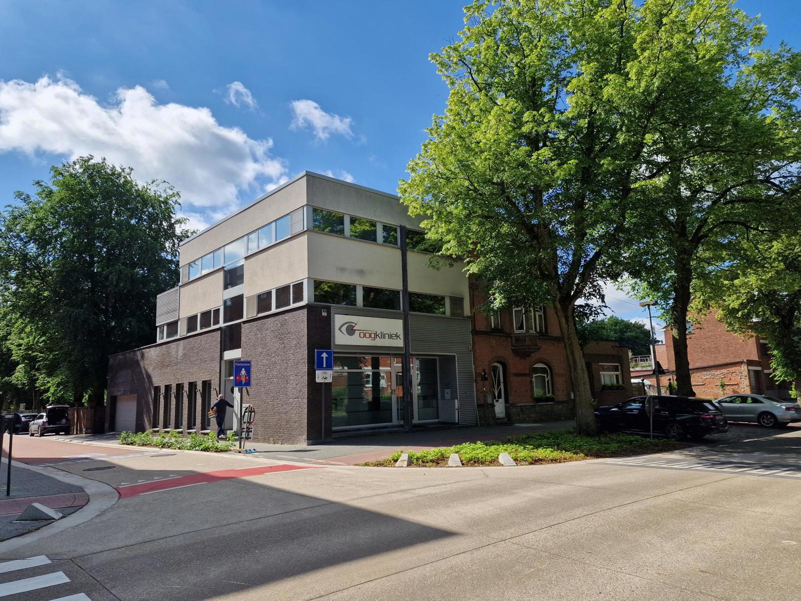 Appartement met groot terras en garage op Boulevard te Mol foto {{pictureIndex}}