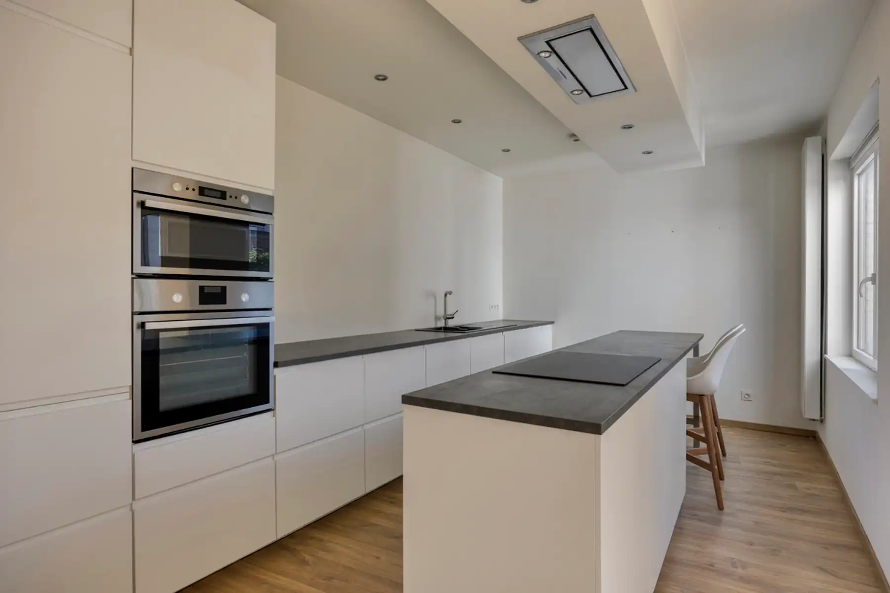 Ruime gerenoveerde centrumwoning met garage foto 13
