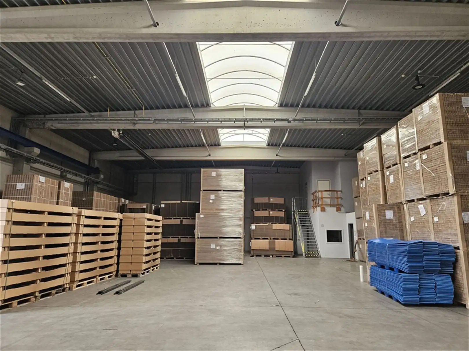 Magazijn met kantoor en verhard terrein te Desteldonk foto 5