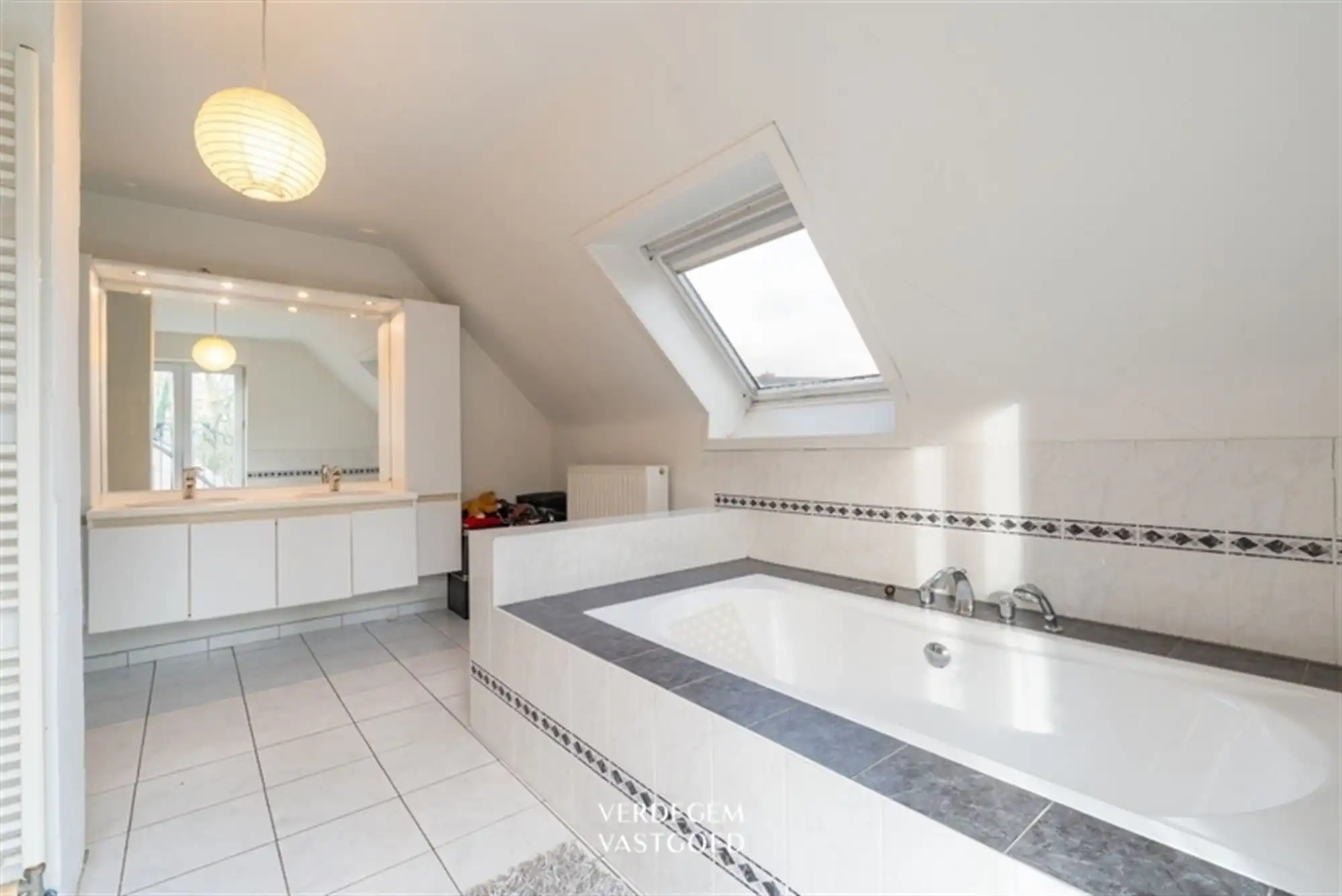 Ruime gezinswoning met 4 slaapkamers, garage en tuin in rustig straatje foto 17