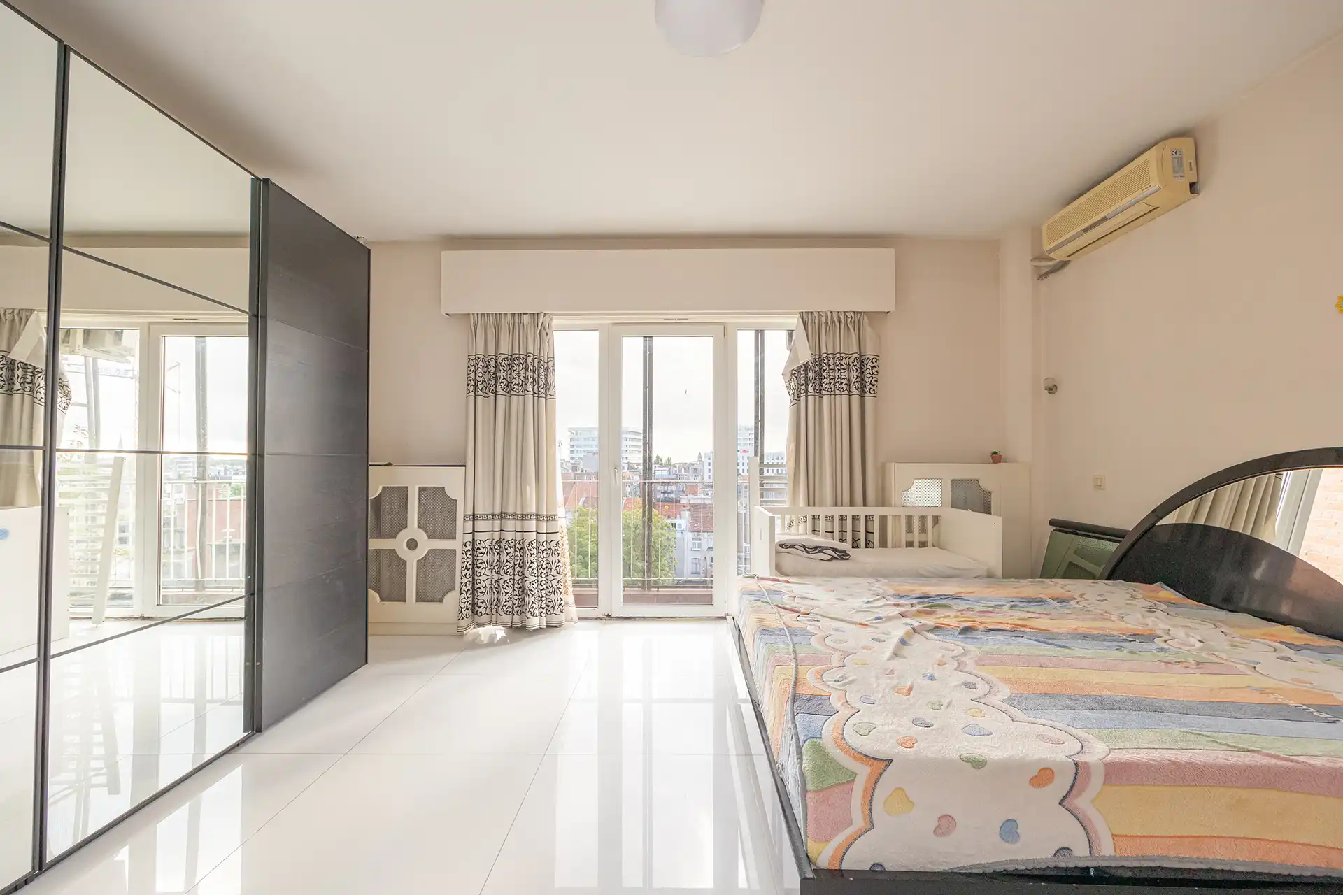Instapklaar appartement met 2 slpk's + bureau met parkzicht foto 10
