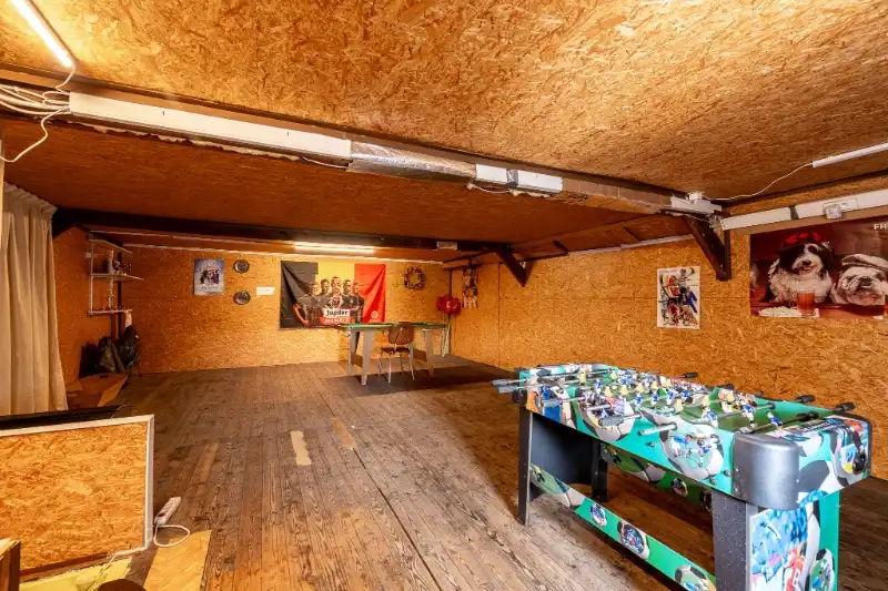 Woning met brede oprit en dubbele garage foto 24