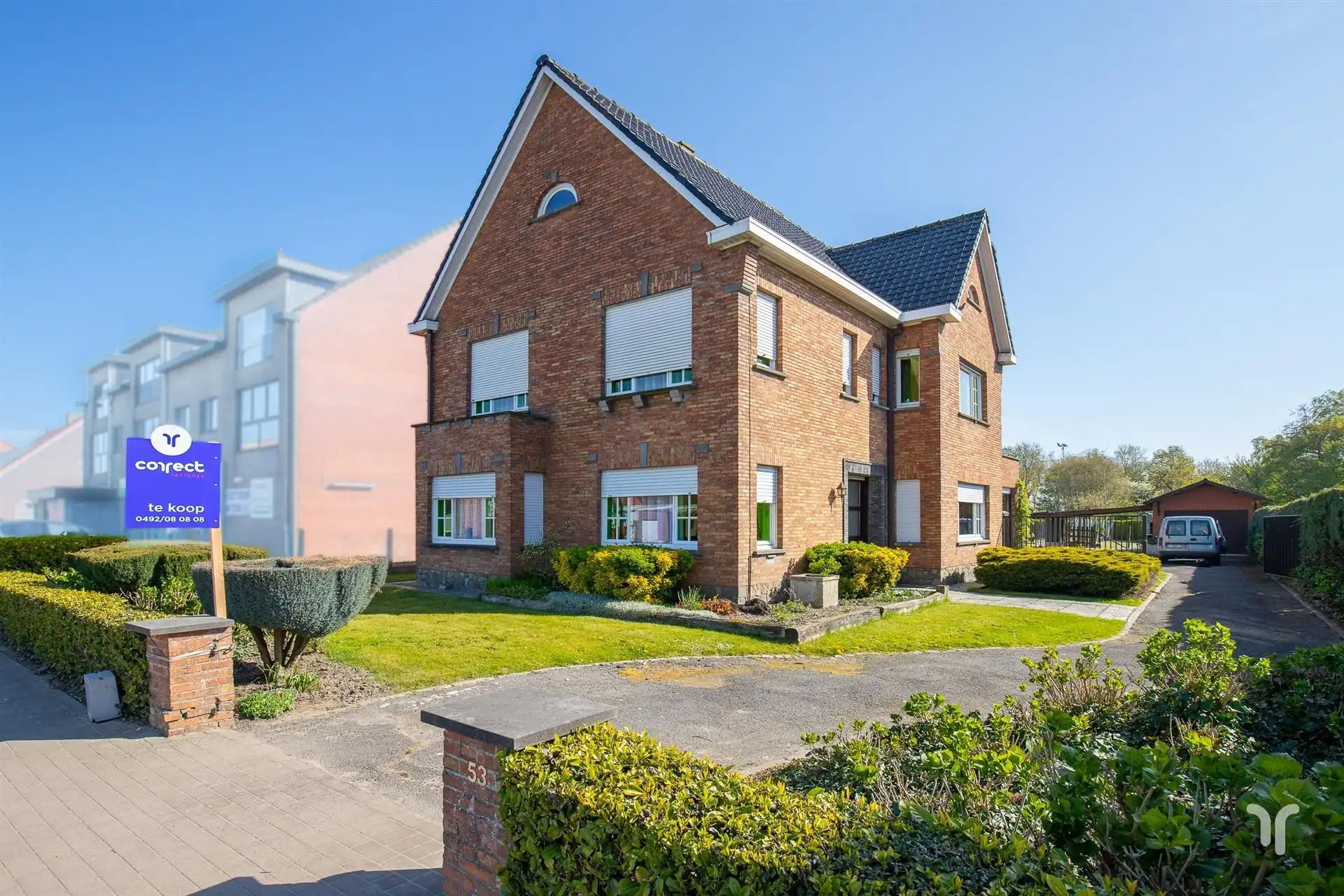Hoofdfoto van de publicatie: Te renoveren karaktervolle burgerwoning op ruim, zuidgericht perceel met oprit en garages.