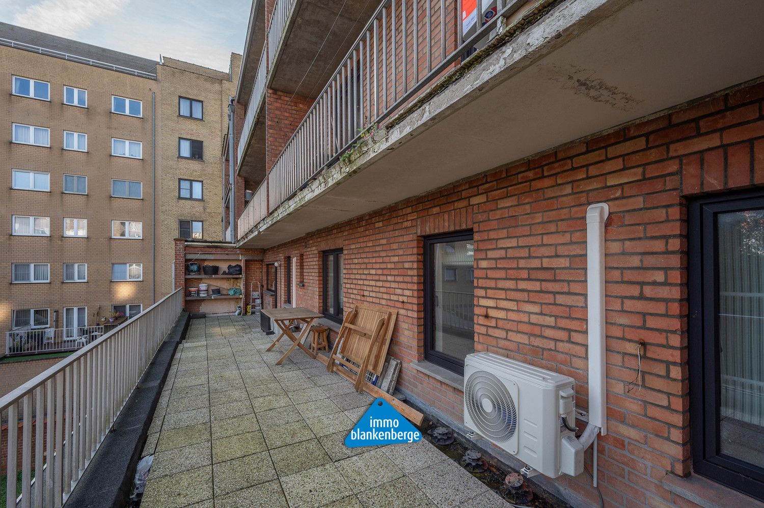 Ruim Drieslaapkamerappartement met Groot Terras foto 25