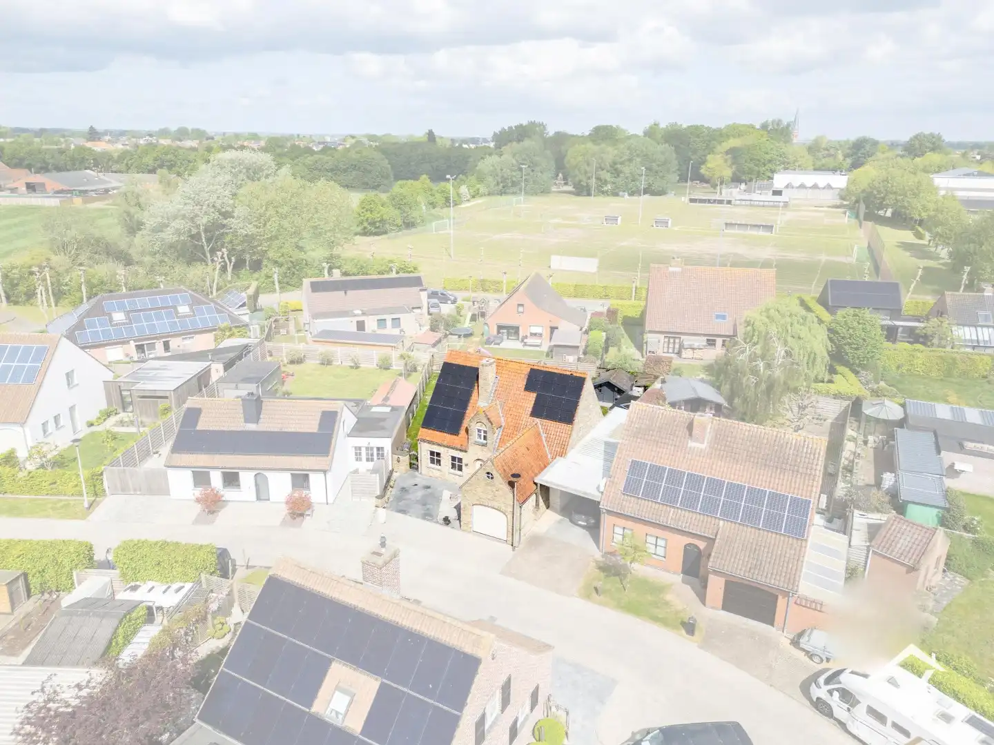 Landelijke gezinswoning met rustige ligging, 3 slaapkamers en een inpandige garage foto 2
