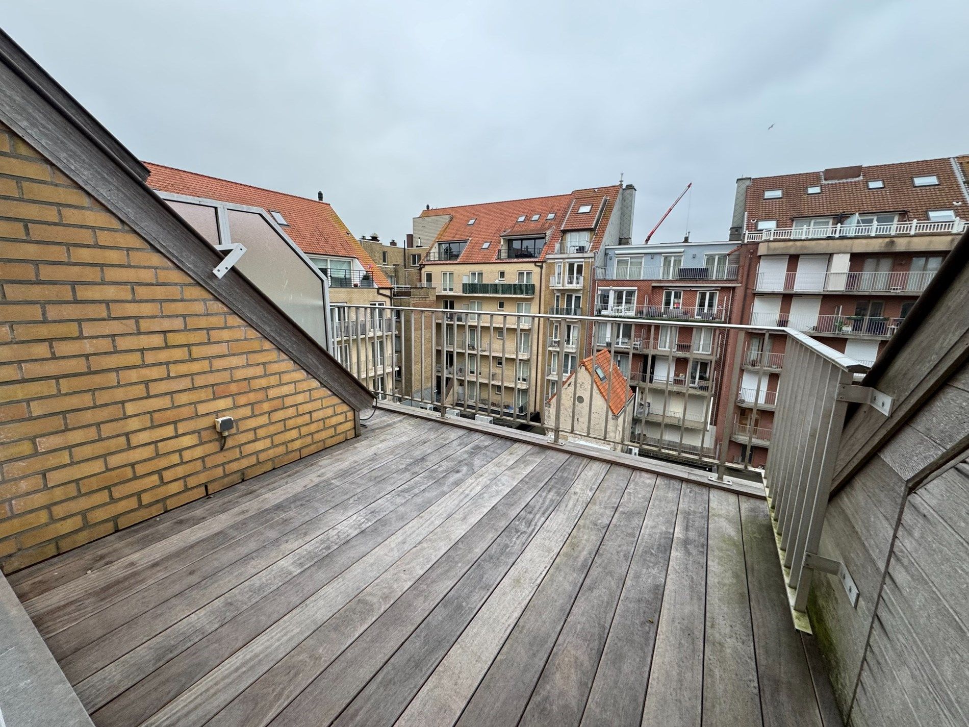 Magnifiek, gerenoveerd duplex penthouse met prachtige terrassen vlakbij de Lippenslaan en het strand te Knokke.  foto 3