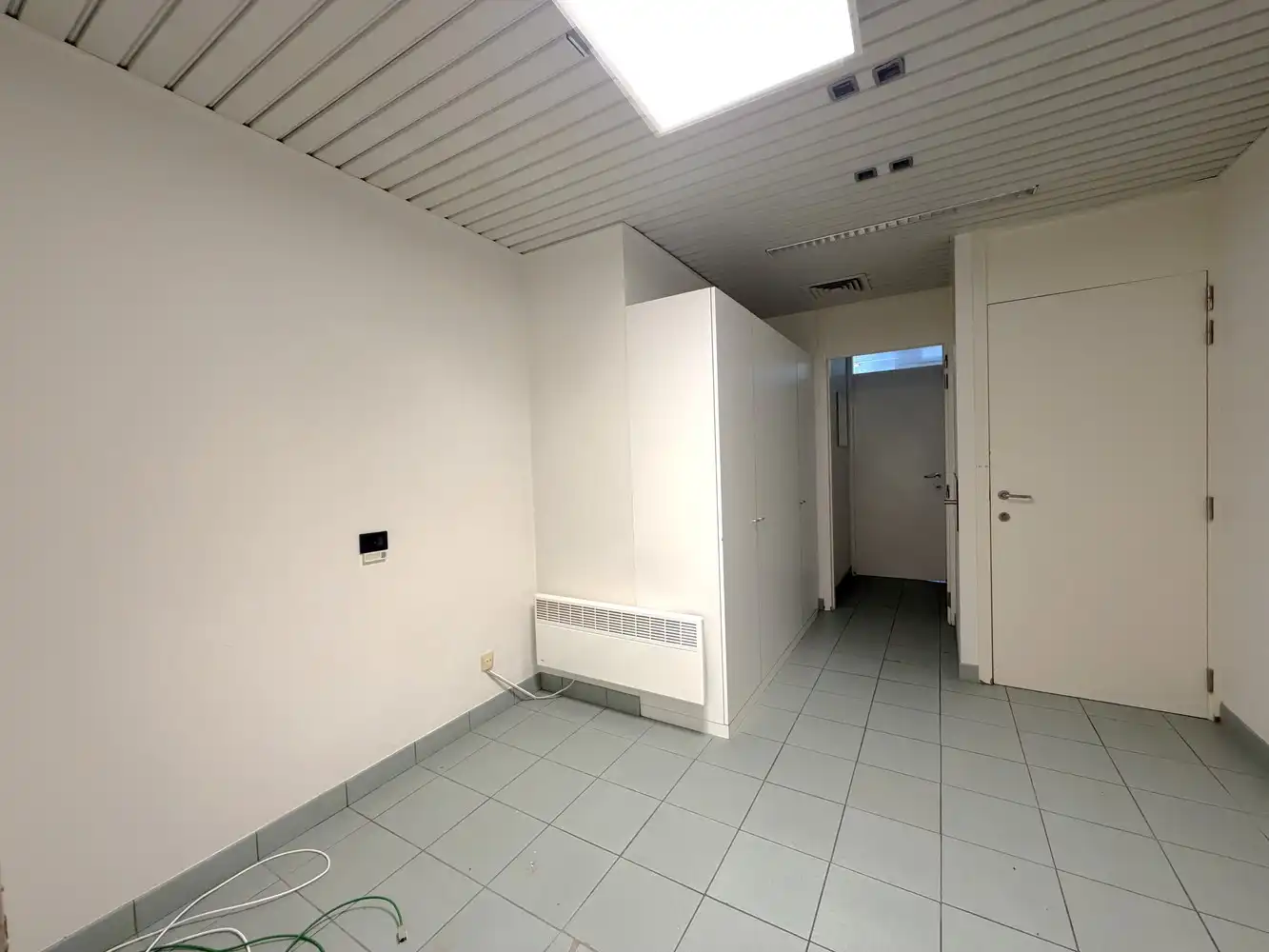 Ruim handelspand (161m²) op topligging in Torhout! foto 12