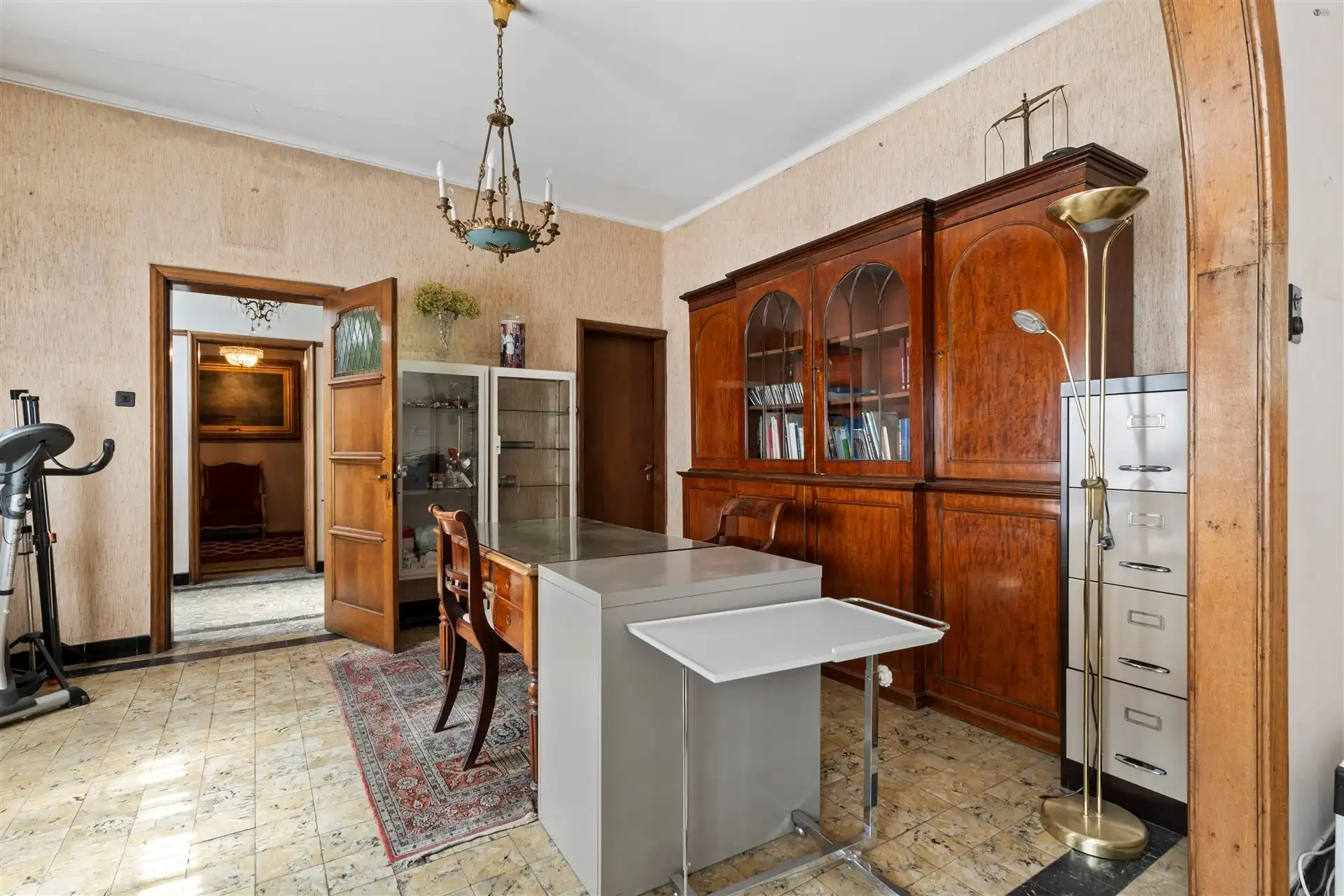 Voormalige dokterswoning, zeer unieke woning mt grote oppervlakten foto 17