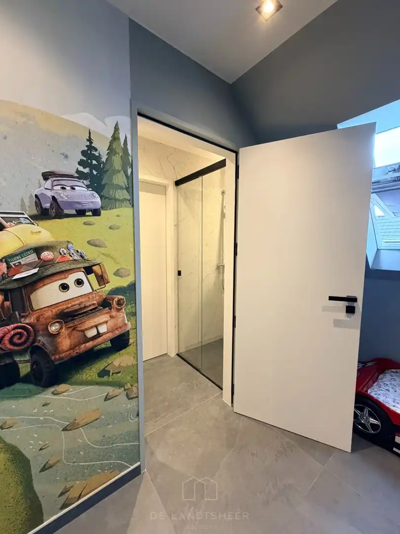 Stijlvol dakappartement met 3 slaapkamers, 2 badkamers en uitzonderlijk veel maatwerk foto 16
