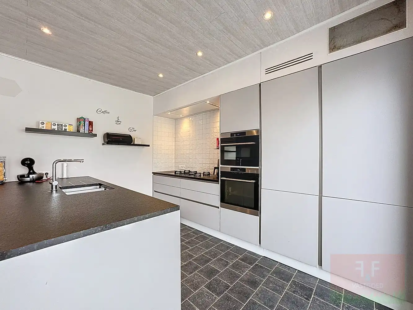 Instapklare hedendaagse gezinswoning met garage, opslagruimte en grote tuin foto 11