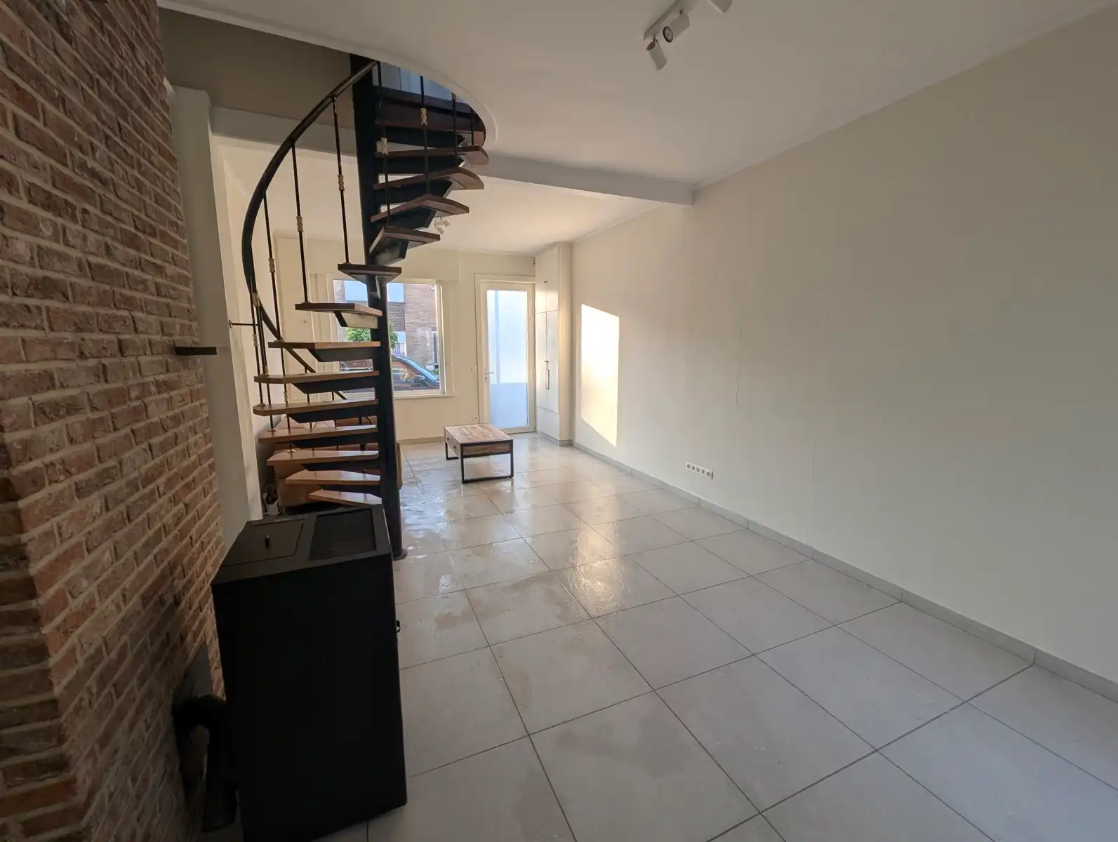 Gerenoveerde rijwoning met 2 slaapkamers foto 4
